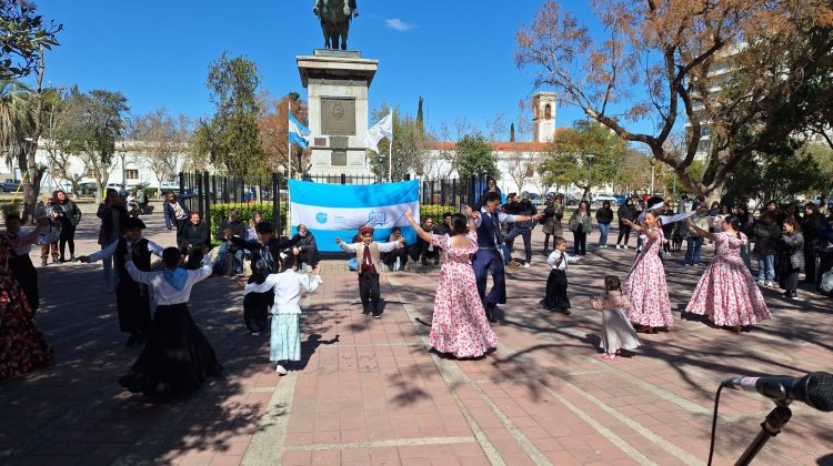 Estudiantes recorrieron el casco histórico para celebrar los 431 años de San Luis