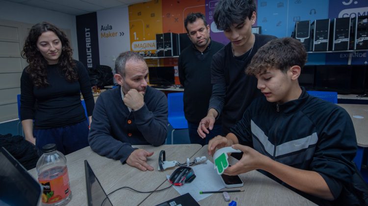 Estudiantes de la ‘Albert Einstein’ diseñan prótesis y realizan las primeras pruebas con pacientes