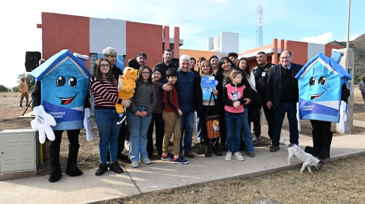 Familias de Villa de la Quebrada construyen futuro en sus nuevas casas