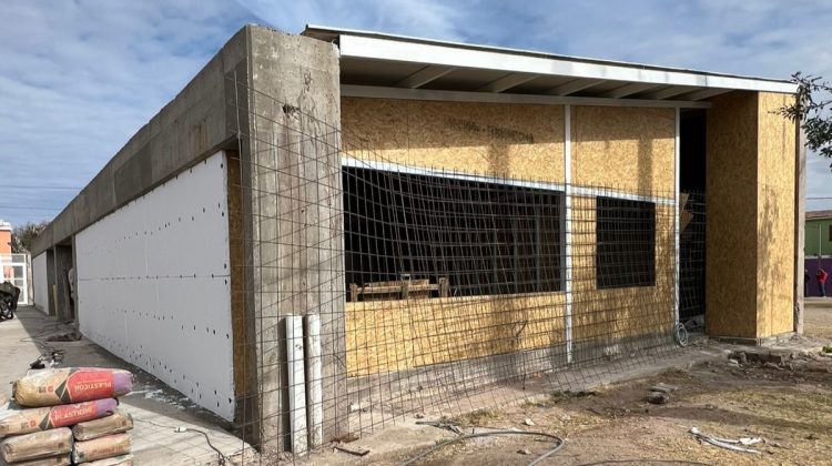 Con la colocación de los muros avanza la obra del CDI del barrio 292 Viviendas