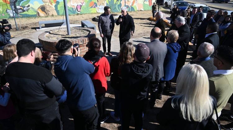 El Gobernador participó de la creación de una plazoleta en el barrio Gráfico