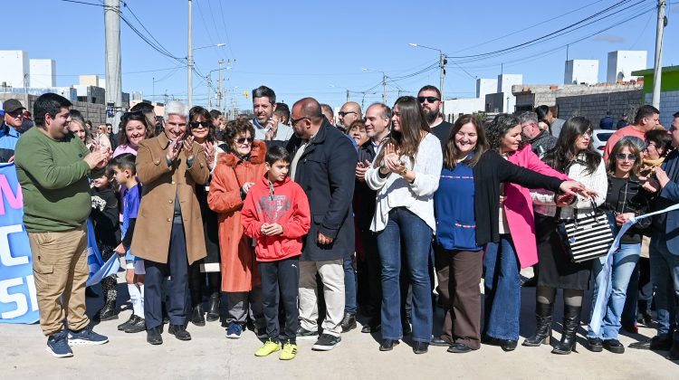 Poggi participó en la inauguración de pavimento en el barrio Mil Viviendas