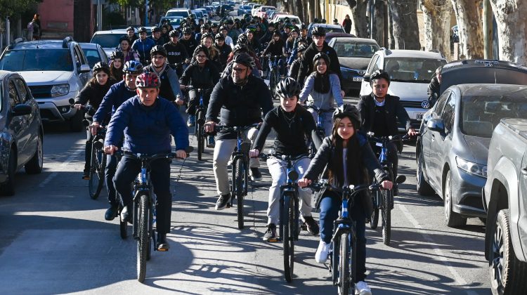 Alumnos de la escuela ‘Doctor Juan Llerena’ pedalearon junto con Poggi en sus nuevas TuBi