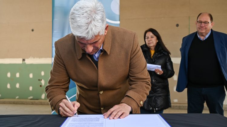 Claudio Poggi firmó el decreto de adjudicación para finalizar el CDI del barrio Unión