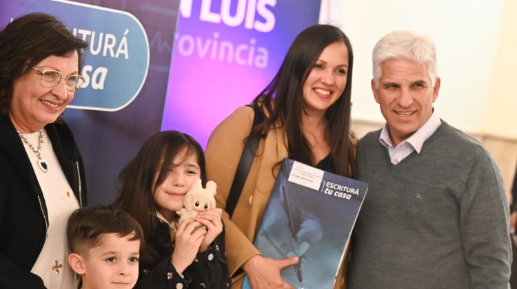 Familias de Pedernera y Dupuy recibieron las escrituras de la mano del Gobernador