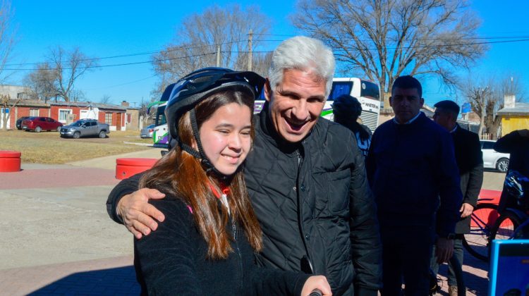 “Ella no tenía bici y, como vivimos retirados del colegio, le viene súper bien”