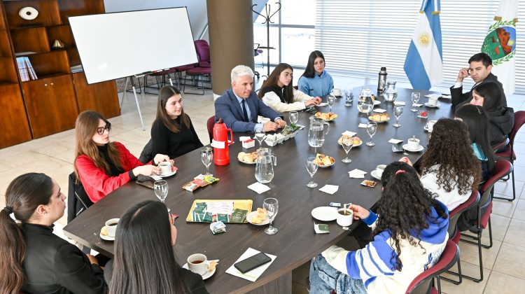 En un desayuno, el Gobernador dialogó con estudiantes con el promedio más alto de sus escuelas