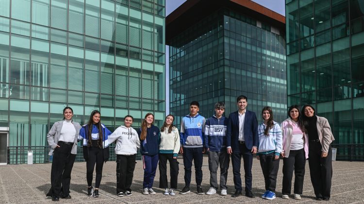Reconocimiento al mérito: ocho estudiantes con los mejores promedios visitaron la Casa de Gobierno