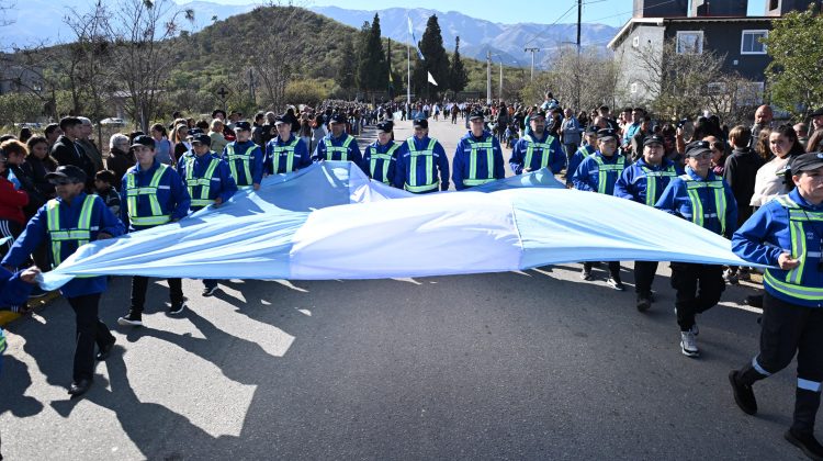 Con un multitudinario desfile, homenajearon al Padre de la Patria en Villa de Merlo