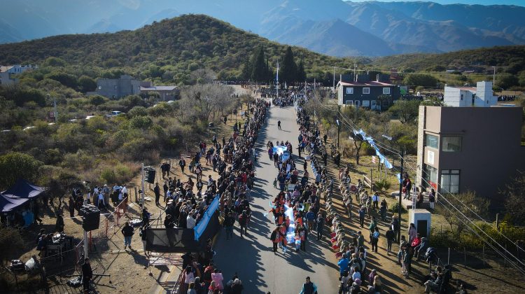 Con un multitudinario desfile, homenajearon al Padre de la Patria en Villa de Merlo