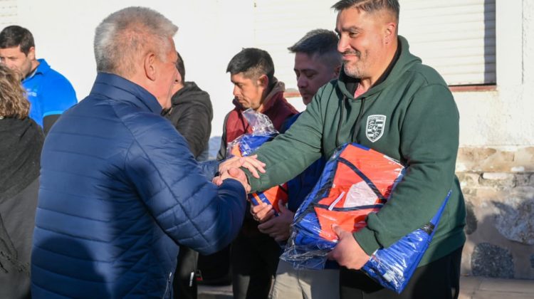 El Gobernador entregó indumentaria a operadores del Sempro de Cortaderas y Merlo