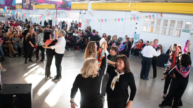 Alrededor de 400 personas disfrutaron del primer festival ‘Entre Risas y Recuerdos’