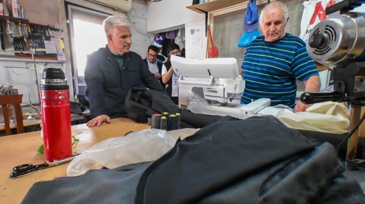 El Gobernador visitó a unos emprendedores villamercedinos que fabrican uniformes escolares 