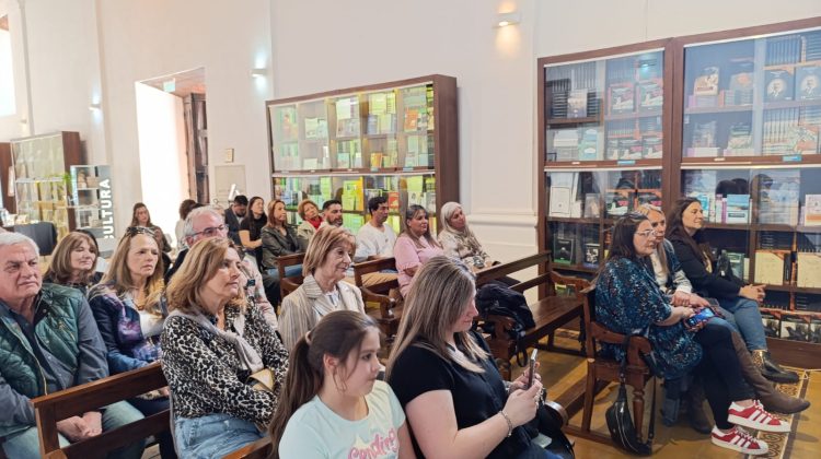 Blanca Ramos Viller presentó sus poemas inspirados en historias compartidas