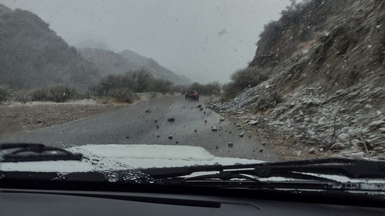 El Gobierno realizó cortes preventivos en caminos serranos por nieve y desprendimientos de rocas 