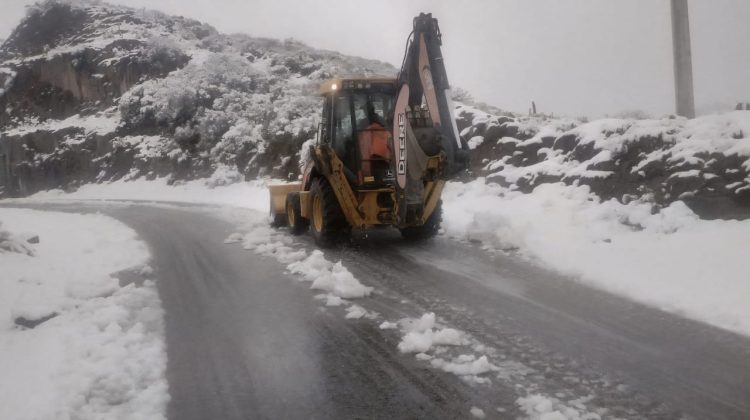 Recomiendan circular con precaución por las lluvias y presencia de nieve en rutas y autopistas