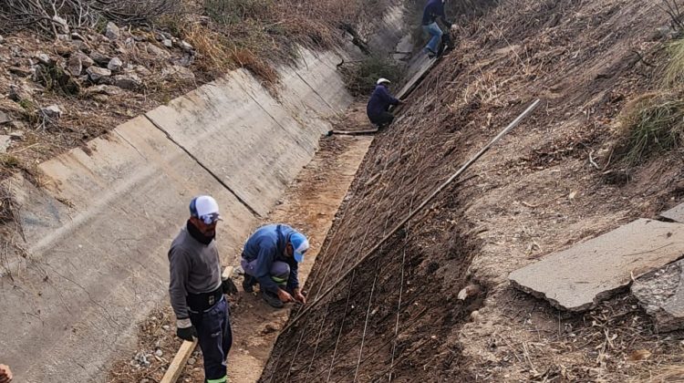 San Luis Agua realiza tareas de mantenimiento en el canal matriz de Renca-Santa Rosa