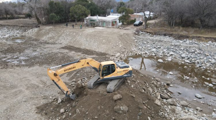 Continúan los trabajos de reencauzamiento sobre el Río Curtiembre