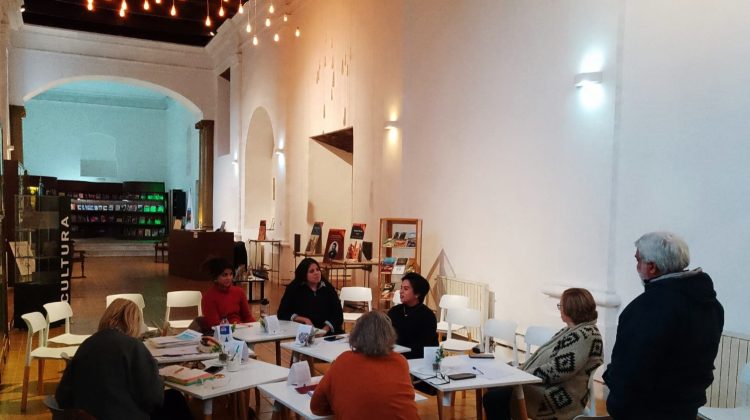 Cada lunes, el café literario ofrece una cita con la creatividad que llevamos dentro