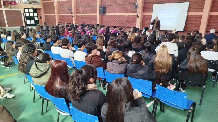 Las charlas de ética “fomentan el espíritu crítico y fortalecen valores en los estudiantes”