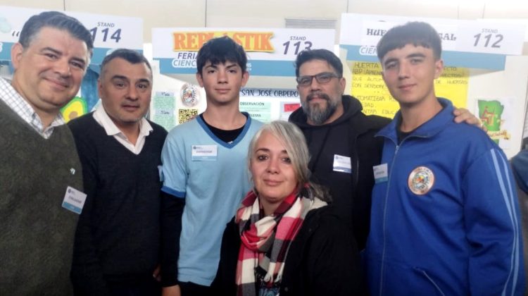 Estudiantes de Cortaderas reutilizan plásticos para crear objetos útiles