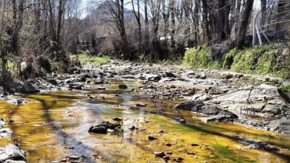 La increíble experiencia de buscar oro en un río en las sierras en pleno siglo XXI