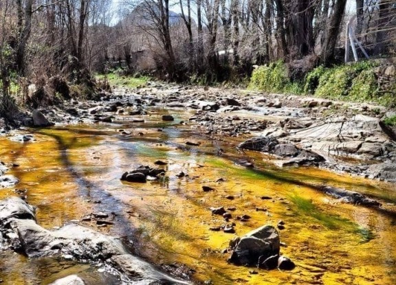 La increíble experiencia de buscar oro en un río en las sierras en pleno siglo XXI