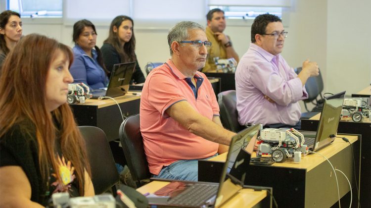 Docentes se capacitan en el taller de Robótica de la ULP