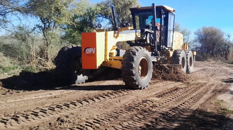 Avanzan con mejoras en caminos vecinales y rutas no pavimentadas de Pringles y Ayacucho