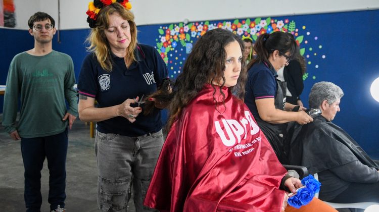 Estudiantes de la UPrO visitaron el Centro Integral ‘Amuyen’ con cortes y peinados