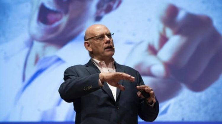 La influencia del showman digital y el rol del poder en la mutación de la comunicación