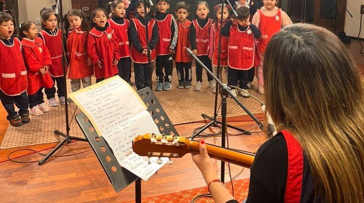 Chicos de la Escuela ‘Pedernera’ mejoran su lenguaje con música y arte