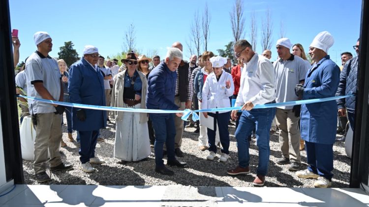 El Gobernador inauguró una bodega, una fábrica de aceite y nuevos espacios productivos en Sol Puntano