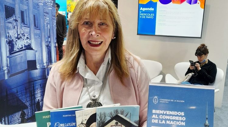 La escritora Martha Muñoz presenta ‘Con el latir entre mis manos’
