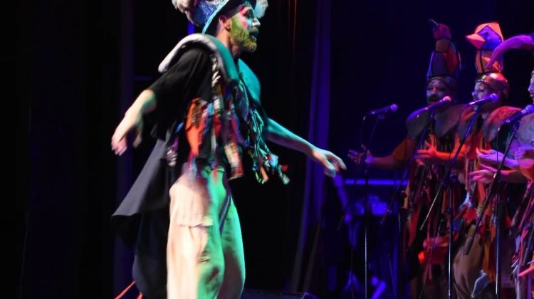 La murga ‘Se escapó la chancha’ presentó su espectáculo ‘Gente de bien’