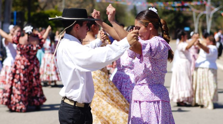 Leandro N Alem celebró sus 144 años con una colorida fiesta popular