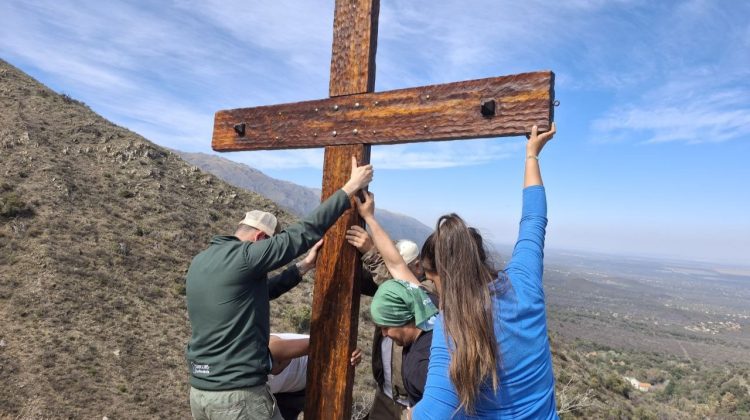 Villa de Merlo: colocaron la cruz de madera del Vía Crucis en Mogote Bayo