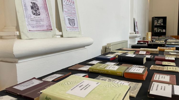 Permanece abierta la muestra de biblias antiguas en San Luis Libro
