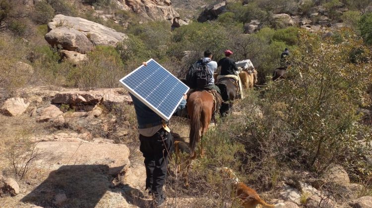 Recorrieron un camino a pie y a lomo de burro para instalar un kit fotovoltaico en una casa