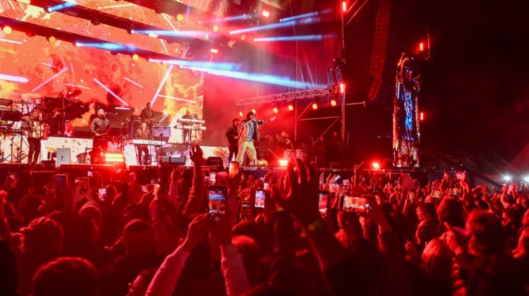 ‘La Mona’ llevó a San Luis a su “universo” con un baile multitudinario