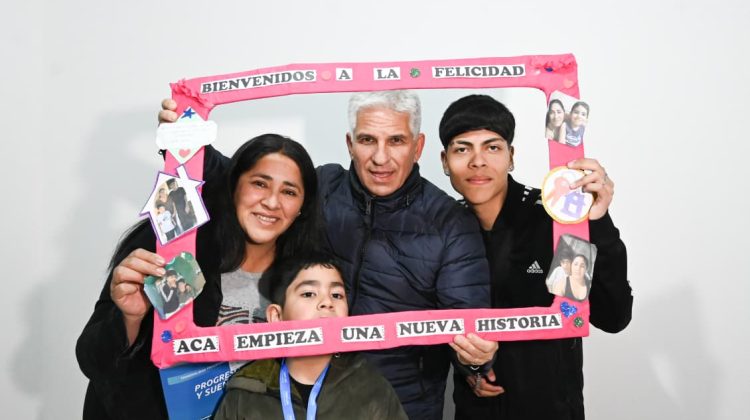 Tres familias de Nogolí recibieron las llaves de sus nuevos hogares 