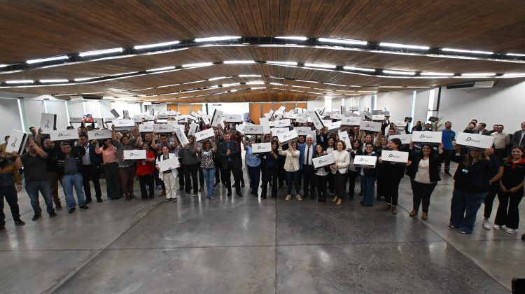 Poggi entregó 307 notebooks e indumentaria a trabajadores de salud
