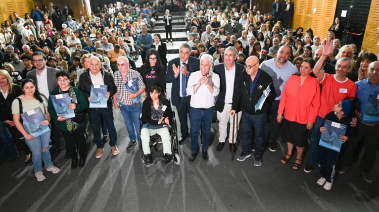 Más de 180 familias recibieron escrituras y certificados de protección de sus viviendas