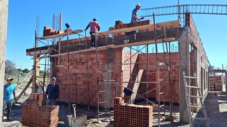 Los muros del nuevo edificio de la Escuela ‘Mi Valle Azul’ se elevan en Quines