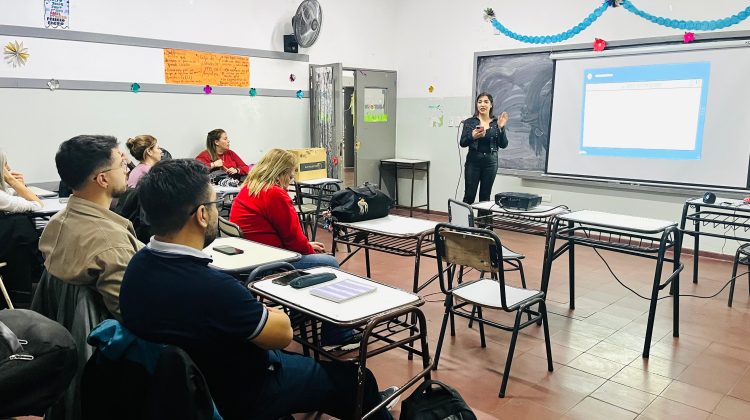 Los docentes del Colegio para Adultos N°3 ‘Tomás Baras’ se formaron en el uso de las redes sociales 