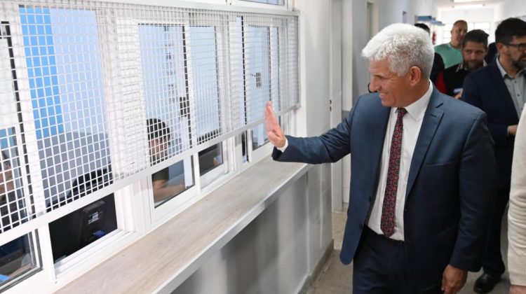 El Gobernador inauguró las refacciones del Hospital del Oeste
