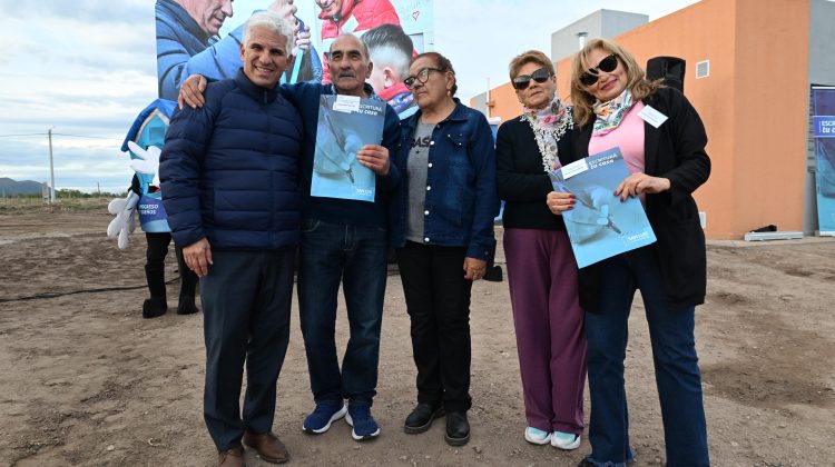 Más vecinos de La Toma recibieron los títulos de propiedad definitivos de sus hogares