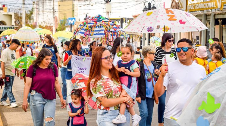 Realizaron la caminata ‘Paraguas por la Paz’ en la Villa de Merlo