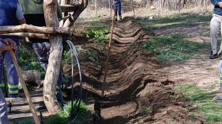 San Luis Agua realiza el mantenimiento de un canal en la Banda Sur
