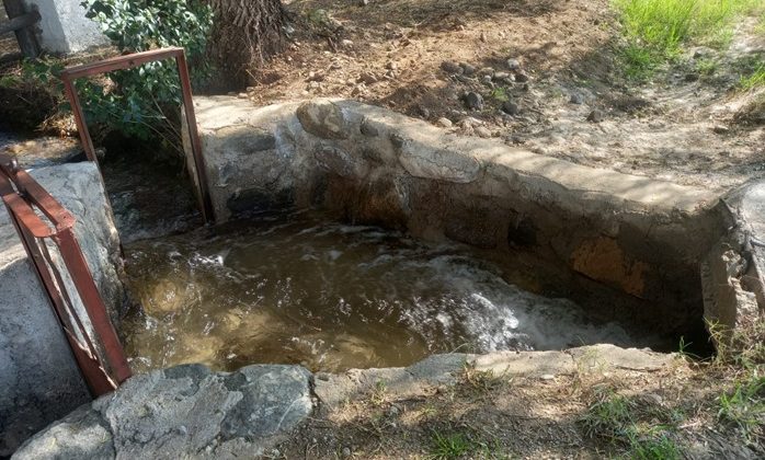 Ejecutan tareas de mantenimiento sobre el canal 12 de Octubre, en Nogolí